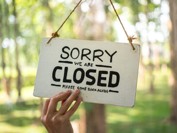Zdjęcie przedstawia tabliczkę z napisem przepraszamy jesteśmy zamknięci.